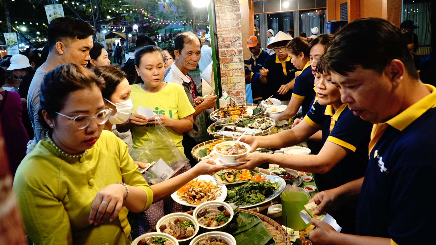 Các quầy hàng người mua người bán tấp nập