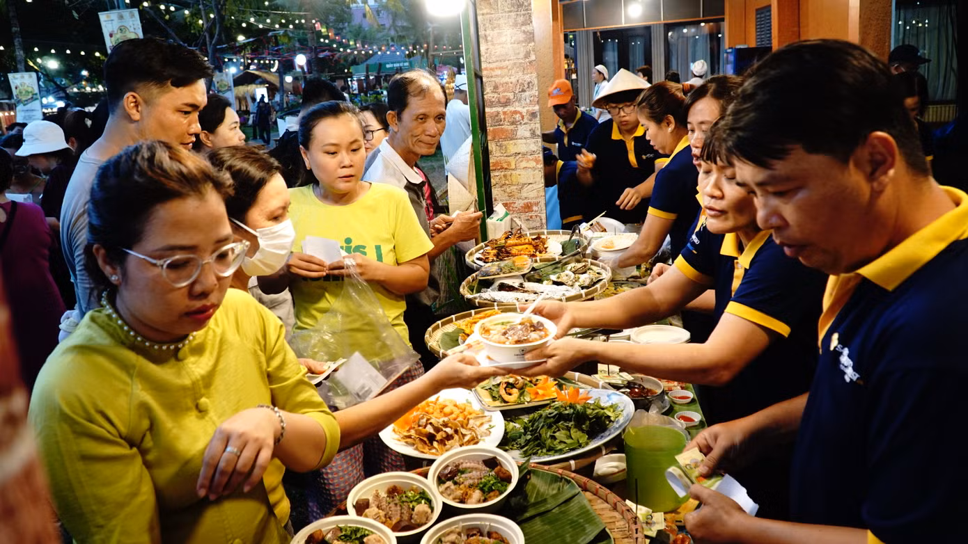 Các quầy hàng người mua người bán tấp nập Các quầy hàng người mua người bán tấp nập
