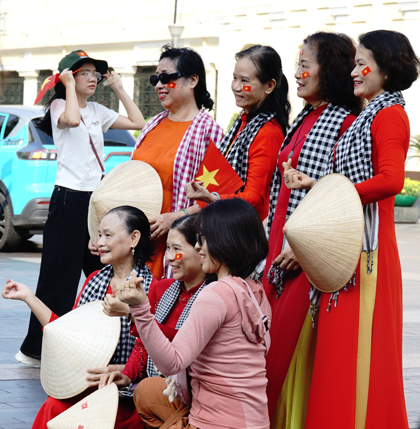 Các mẹ cũng tạo dáng lên hình.