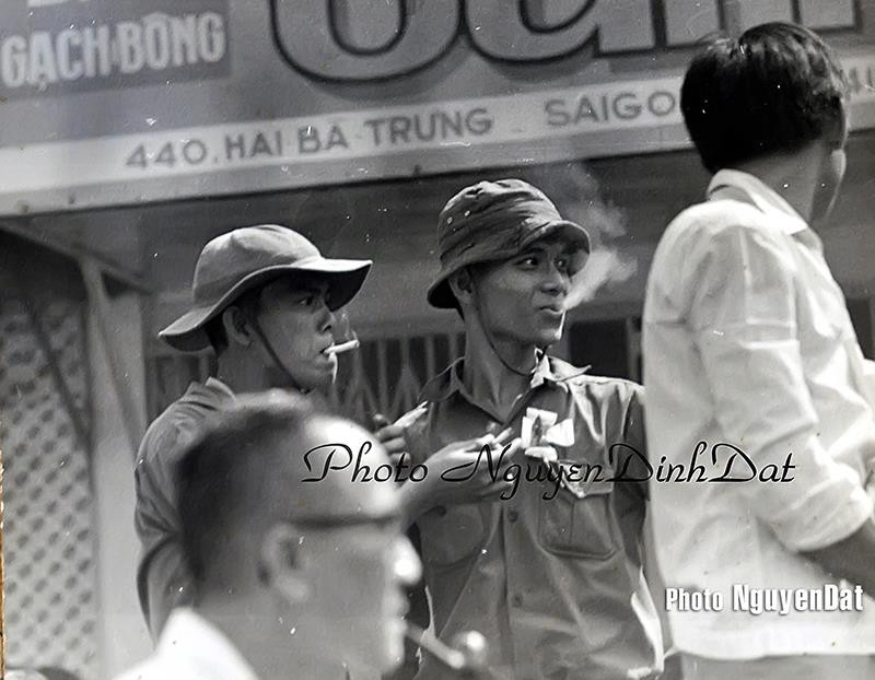 2 người lính quân Giải phóng đang mời nhau điếu thuốc