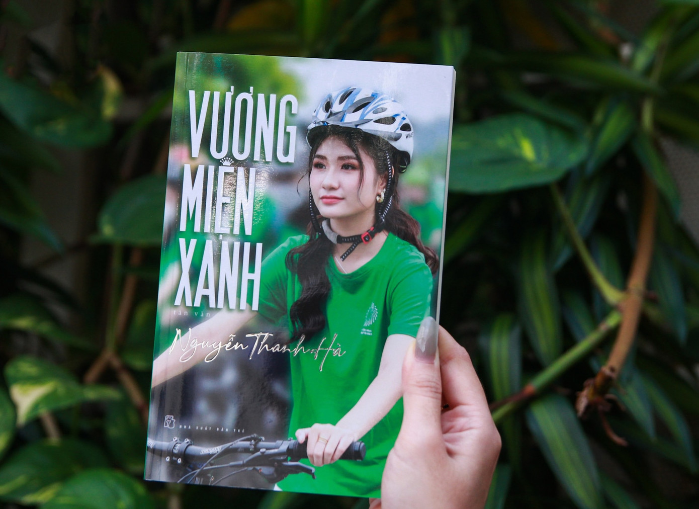 Cuốn sách Vương miện xanh của Nguyễn Thanh Hà. Cuốn sách Vương miện xanh của Nguyễn Thanh Hà.