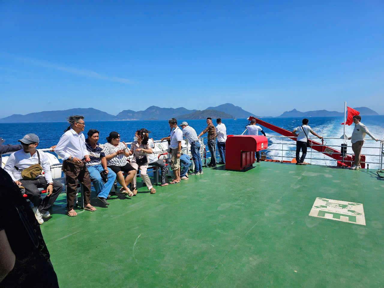 Hành khách ngắm biển trên boong tàu Thăng Long Hành khách ngắm biển trên boong tàu Thăng Long