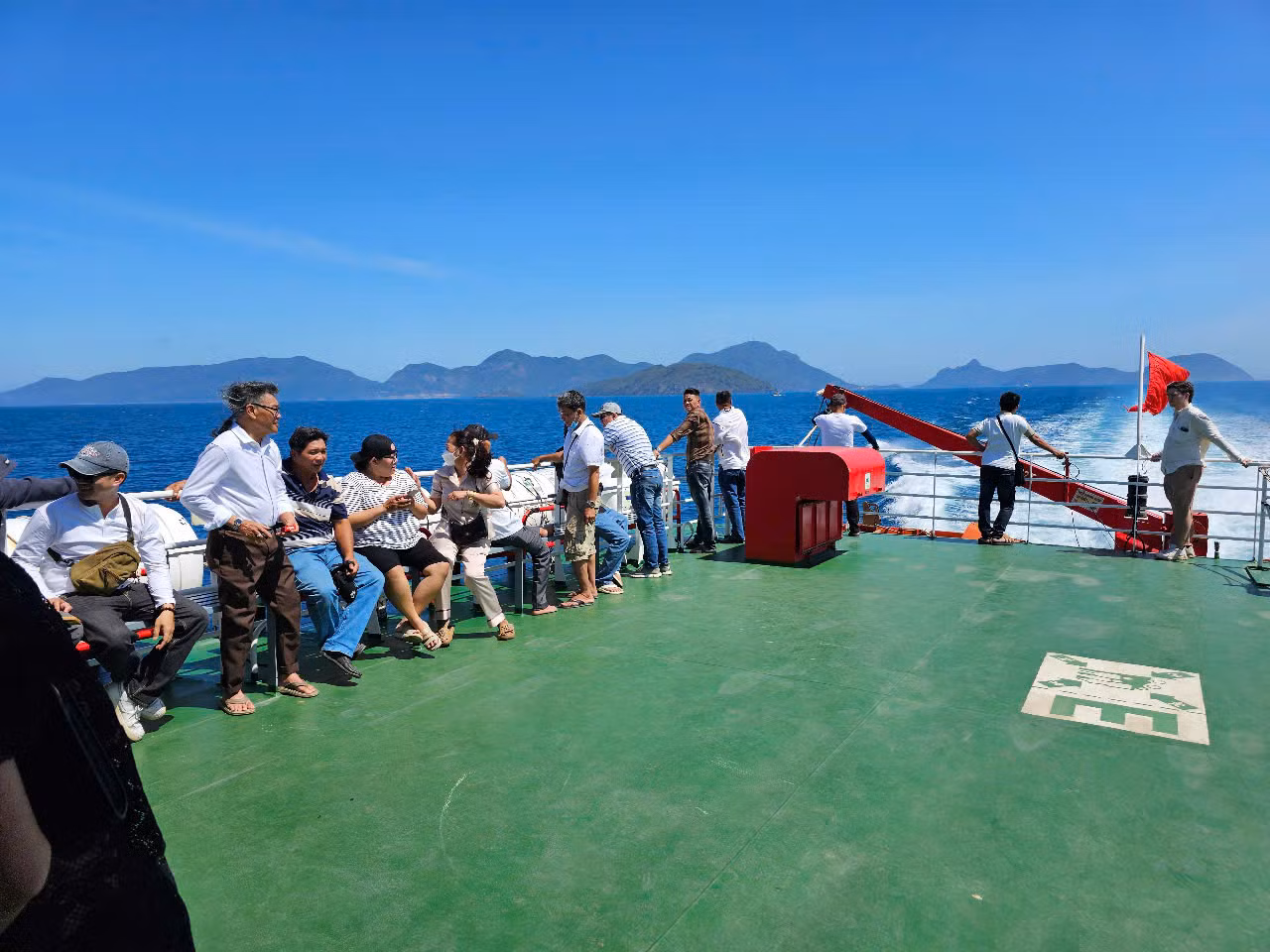 Hành khách ngắm biển trên boong tàu Thăng Long
