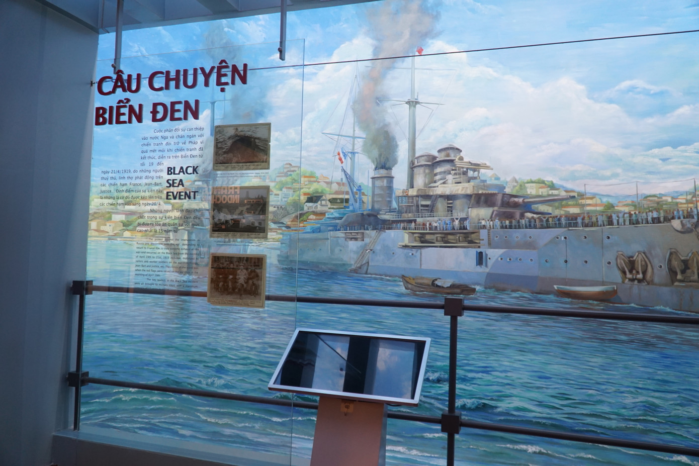 Hình ảnh chiến hạm France và lá cờ đỏ do người thanh niên Tôn Đức Thắng kéo lên tại biển Đen năm 1919 Hình ảnh chiến hạm France và lá cờ đỏ do người thanh niên Tôn Đức Thắng kéo lên tại biển Đen năm 1919