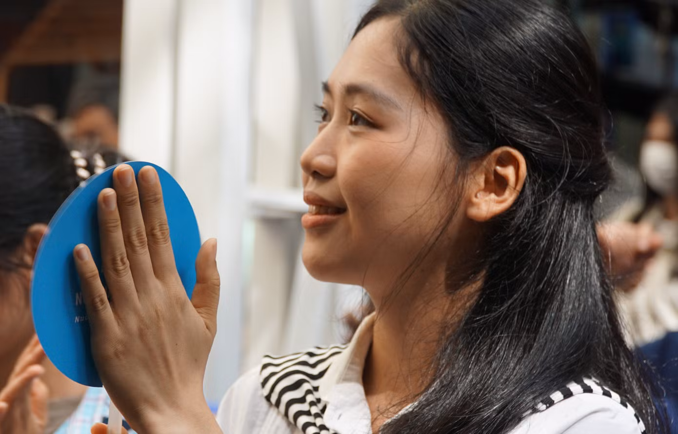 Vẻ đẹp trong trẻo của cô bé yêu sách Nguyễn Nhật Ánh. Vẻ đẹp trong trẻo của cô bé yêu sách Nguyễn Nhật Ánh.
