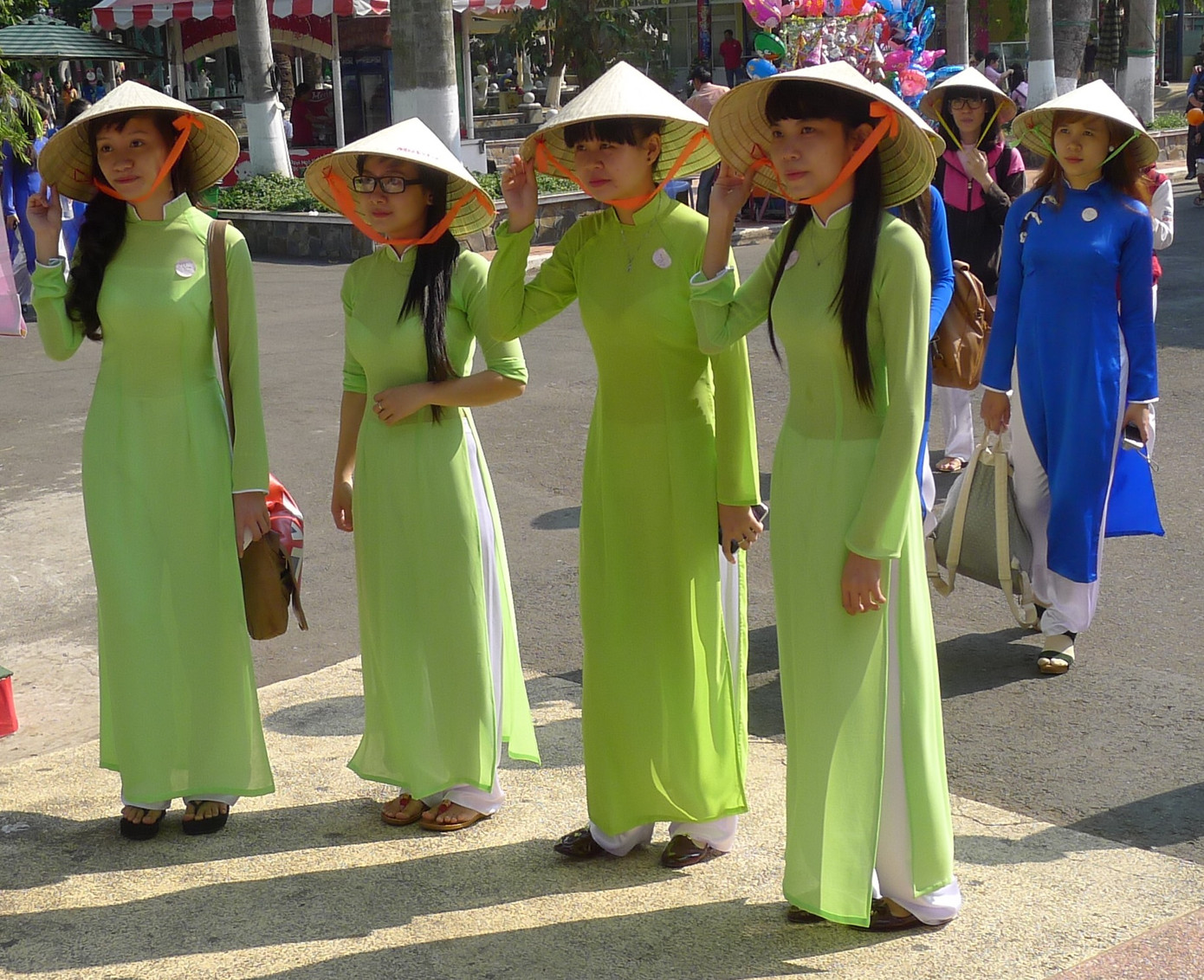 Các thiếu nữ trong tà áo dài tại Công viên văn hoá Đầm Sen