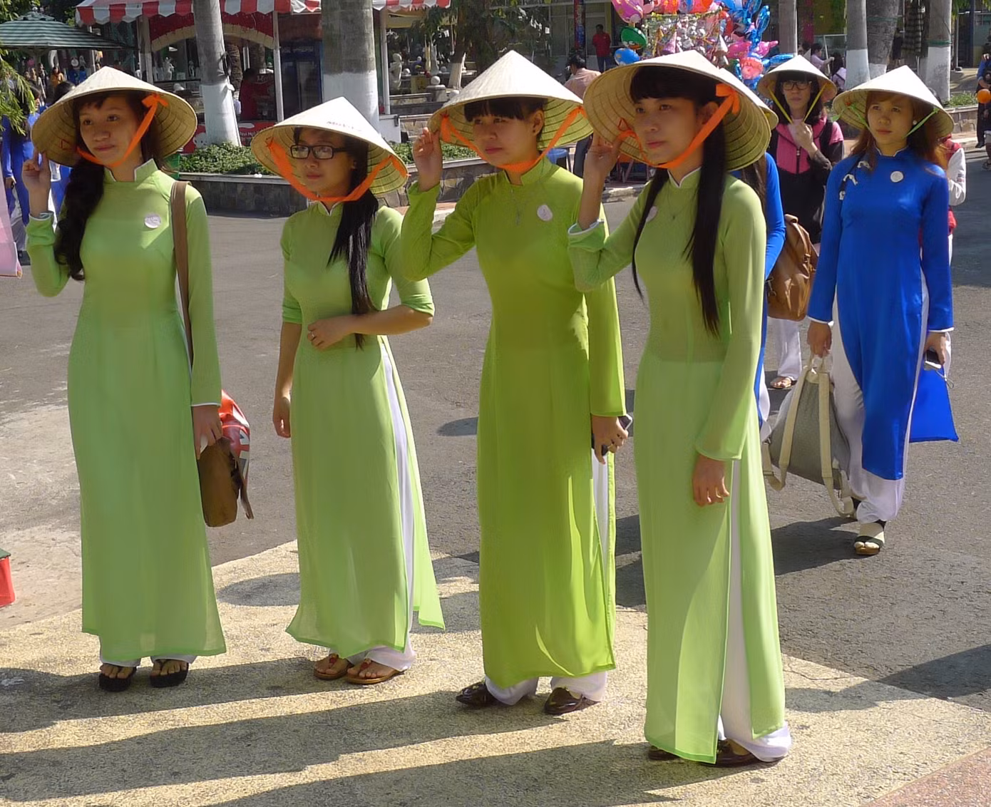 Các thiếu nữ trong tà áo dài tại Công viên văn hoá Đầm Sen
