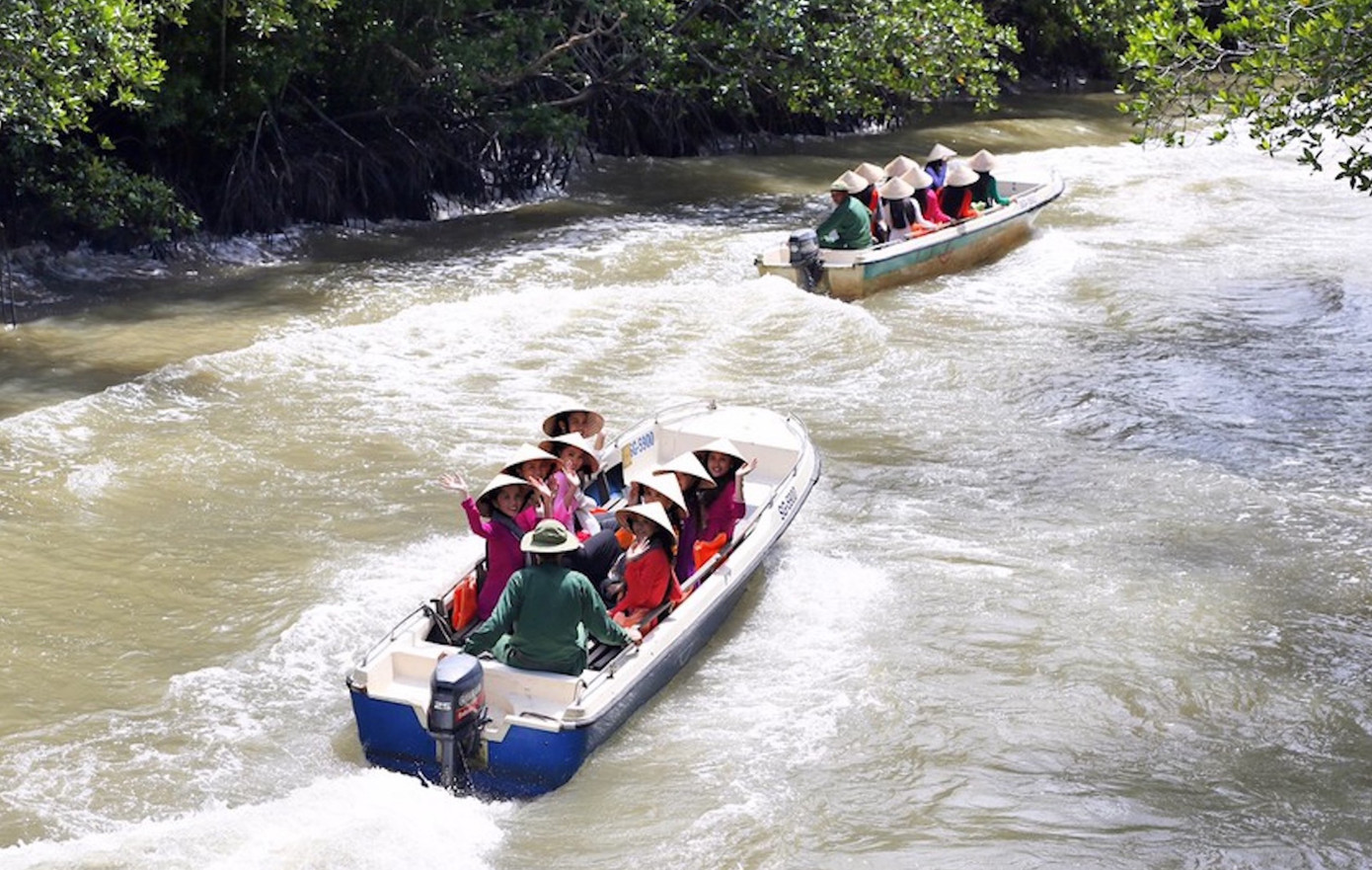 Du khách được trải nghiệm với sông nước tại Chiến khu rừng Sác Cần Giờ
