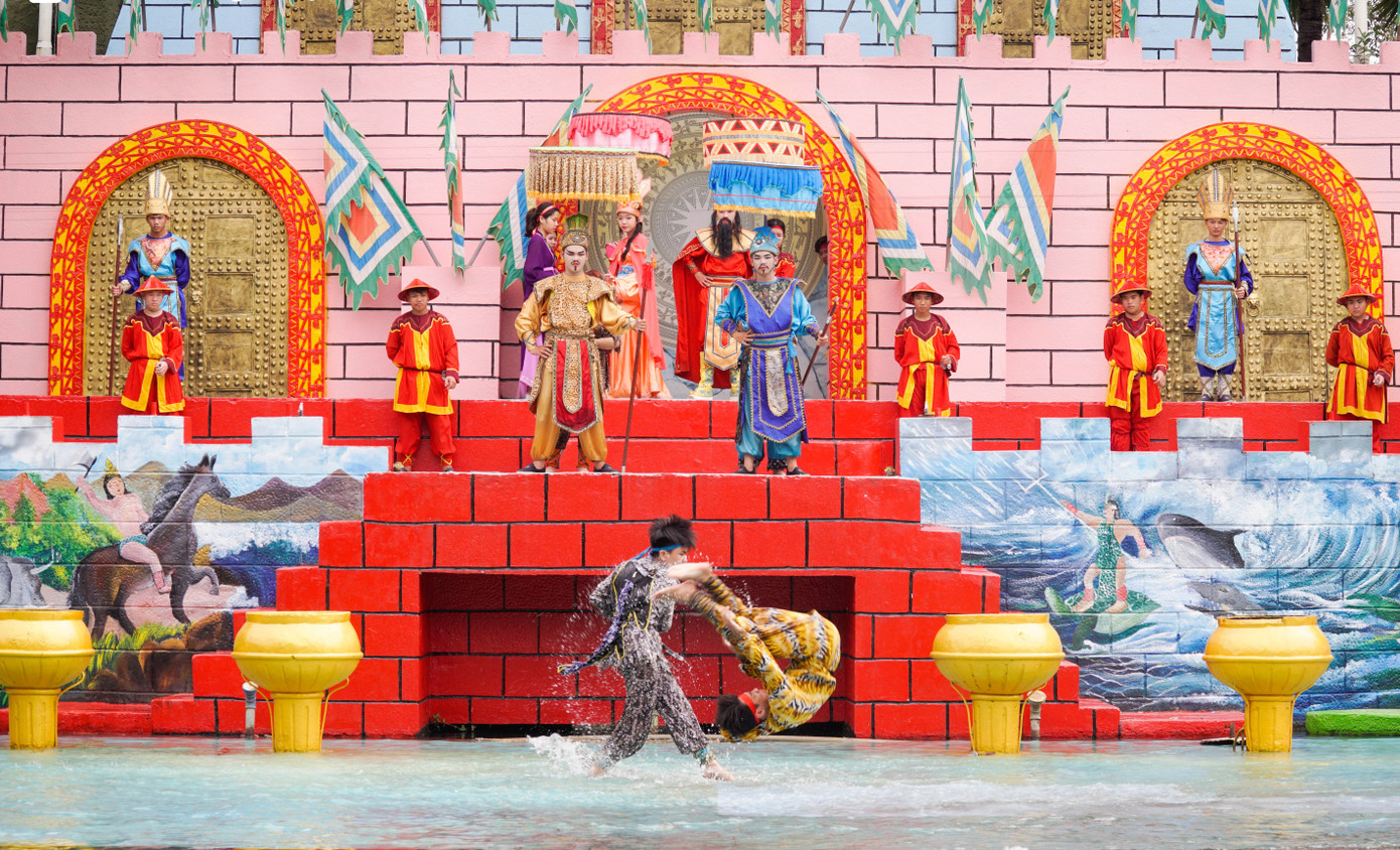 Show diễn Sơn Tinh - Thuỷ Tinh tại Công viên văn hoá Suối Tiên. Show diễn Sơn Tinh - Thuỷ Tinh tại Công viên văn hoá Suối Tiên.