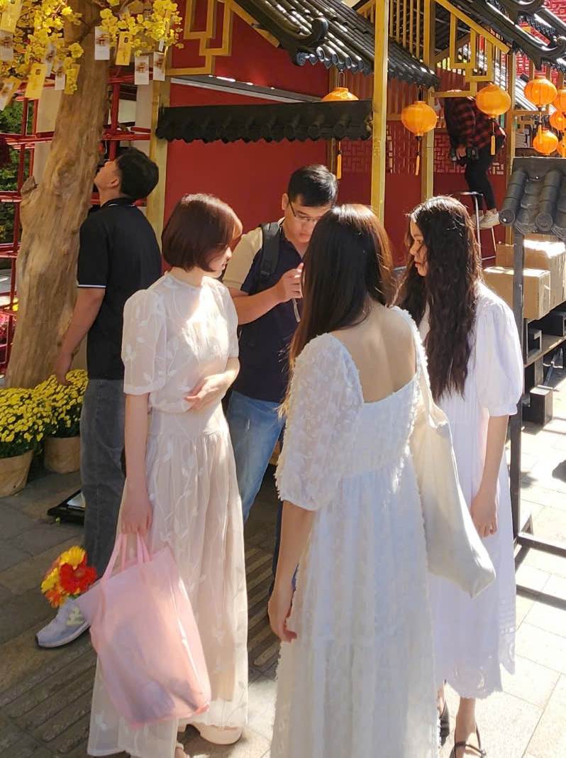 Các cô gái xinh đẹp trong tà áo dài