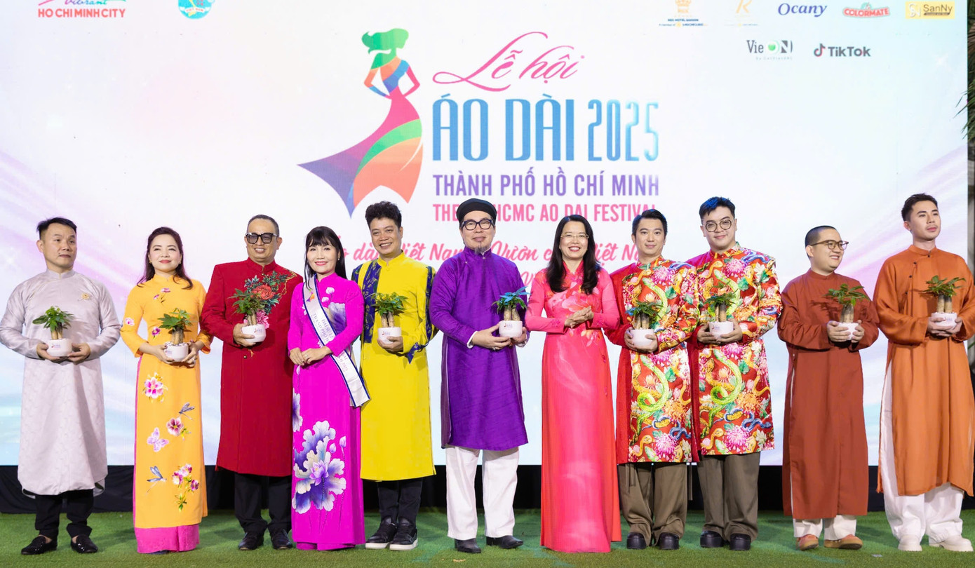 Bà Nguyễn THị Ánh Hoa (giữa) chụp hình chung với các nhà tạo mẫu.