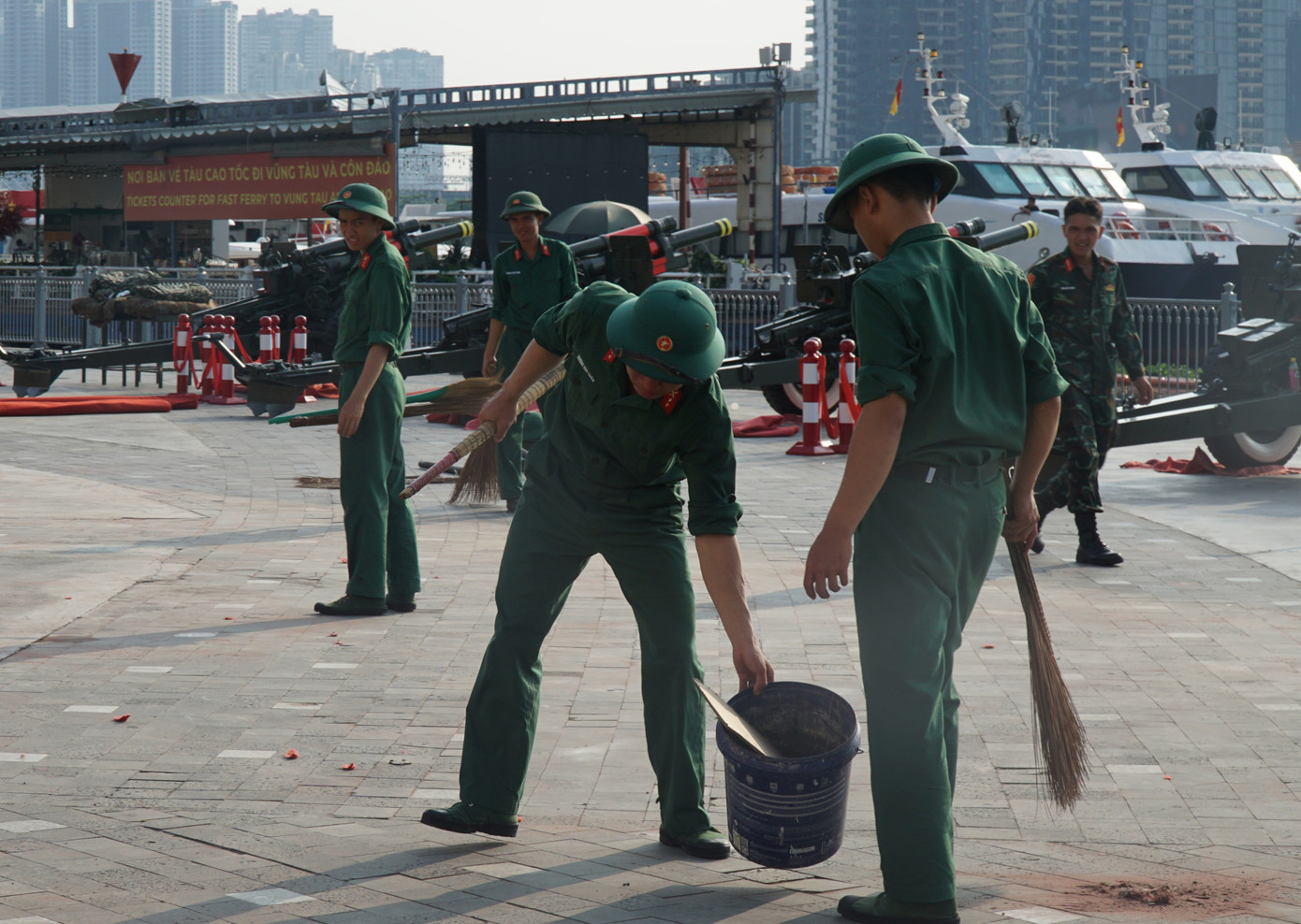 Lực lượng bộ đội tranh thủ dọn dẹp vệ sinh khu vực Bến Bạch Đằng.