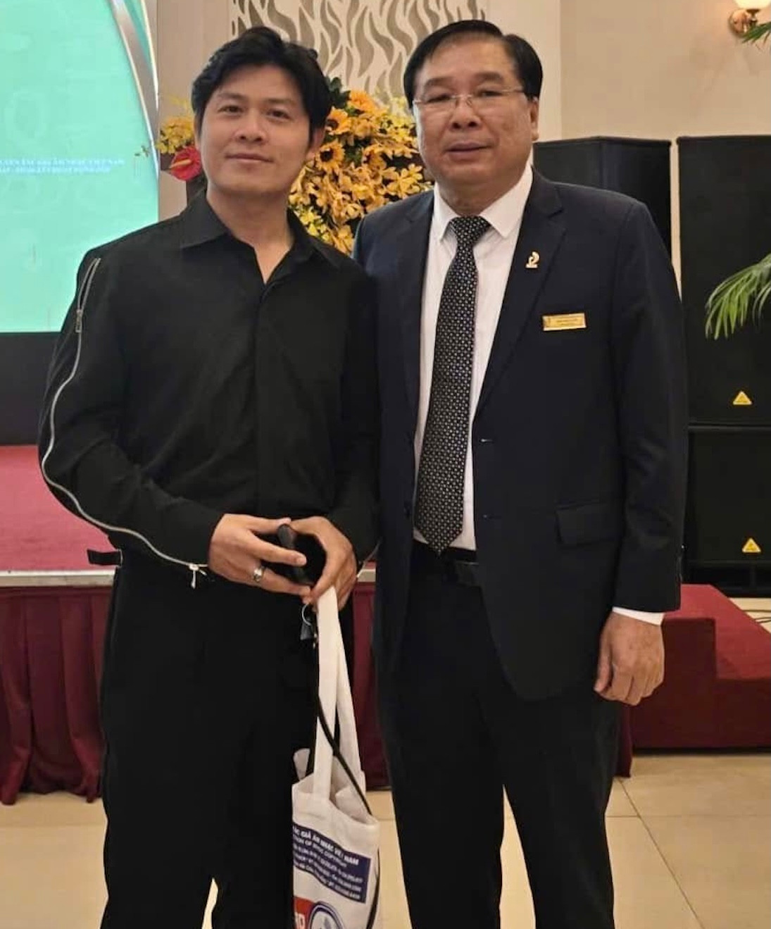 Nhạc sĩ Nguyễn Văn Chung, một trong những nhạc sĩ có tiền tác quyền cao từ VCPMC chụp hình chung với nhạc sĩ, NSƯT Đinh Trung Cẩn (VCPMC).