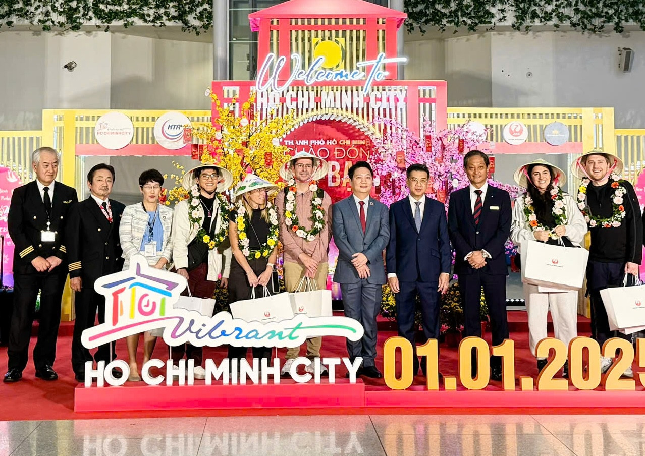 Du khách chụp hình chung với lãnh đạo thành phố