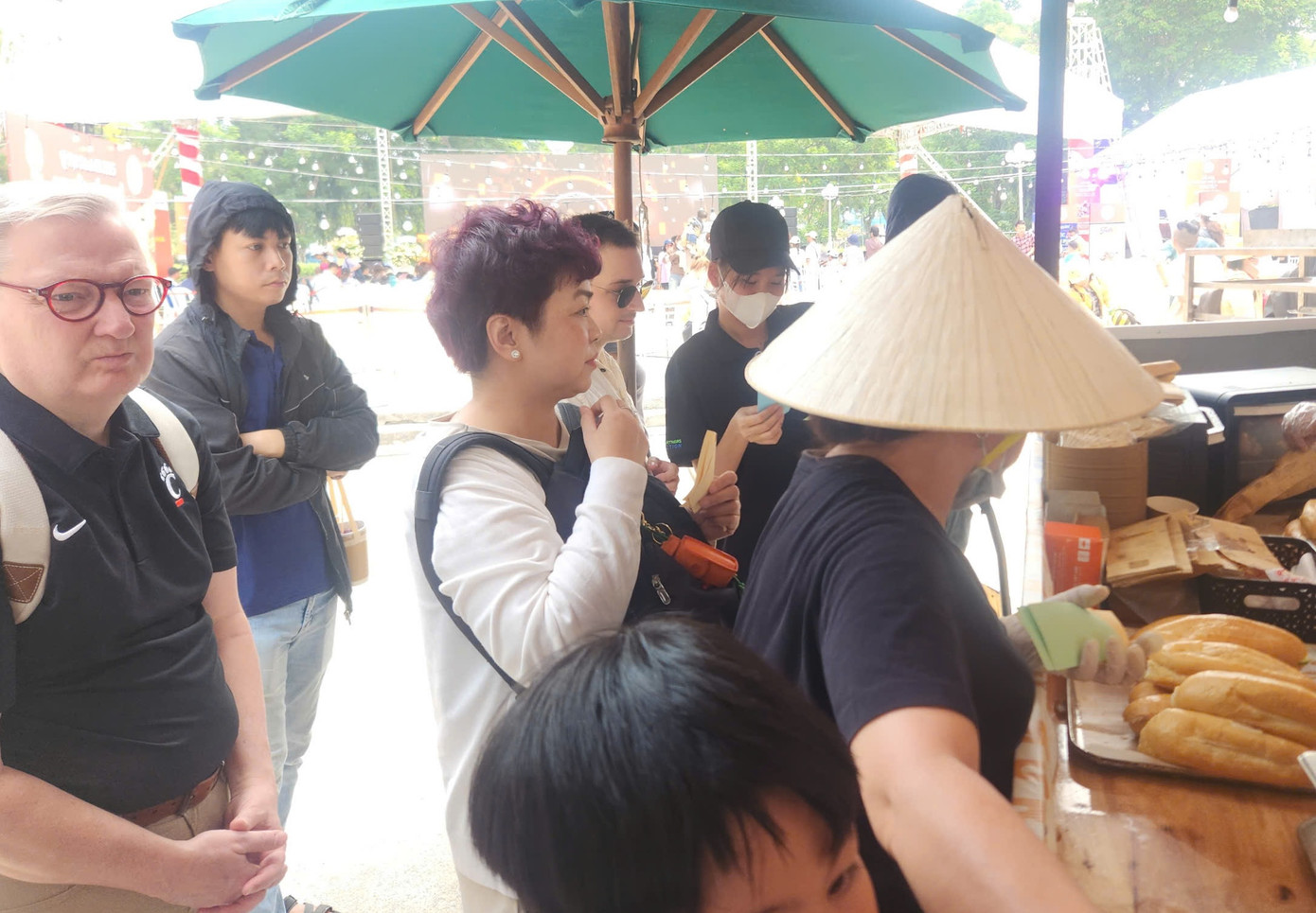 Người nước ngoài cũng tham gia xếp hàng Người nước ngoài cũng tham gia xếp hàng