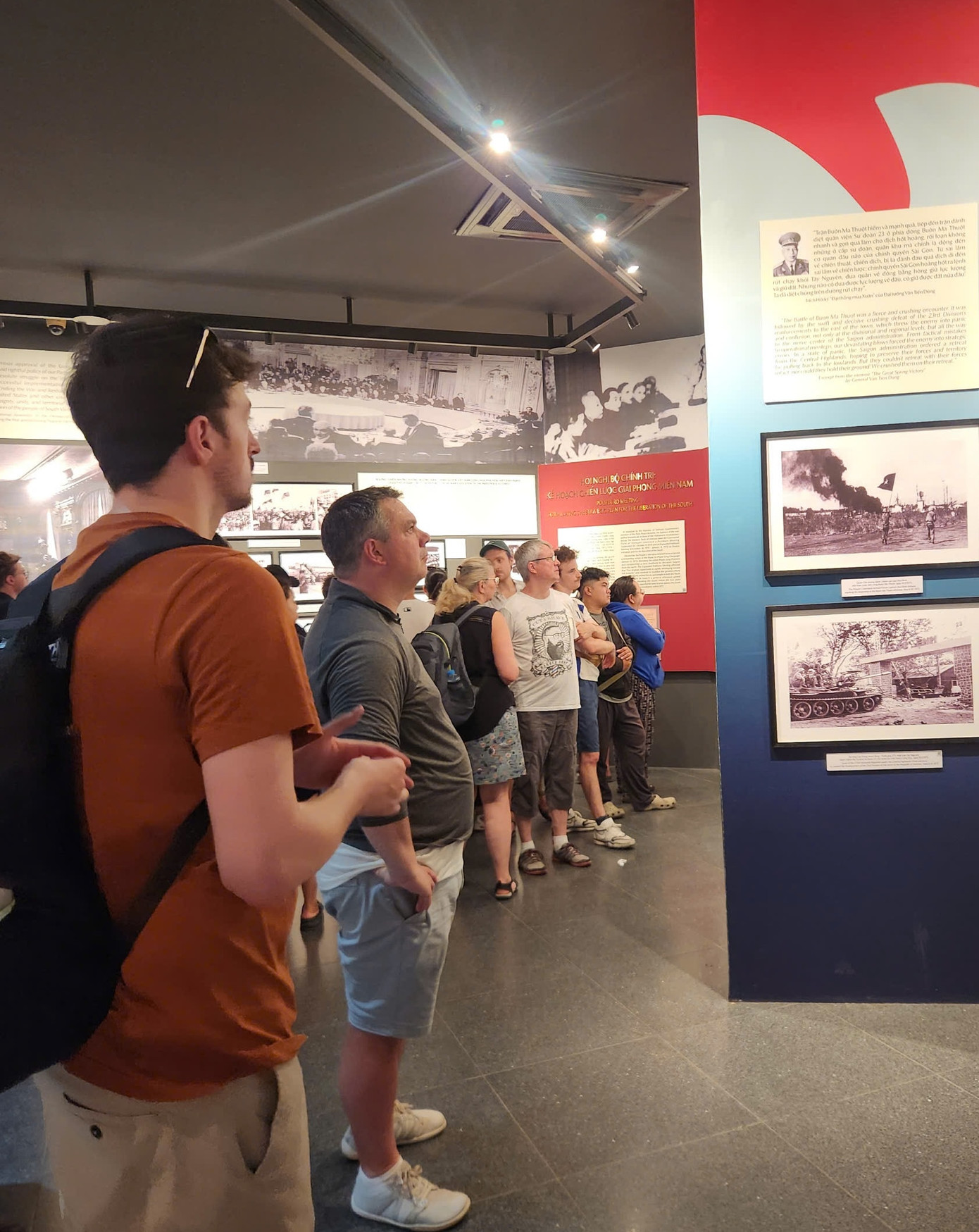 Du khách tham quan Bảo tàng Chứng tích chiến tranh Du khách tham quan Bảo tàng Chứng tích chiến tranh