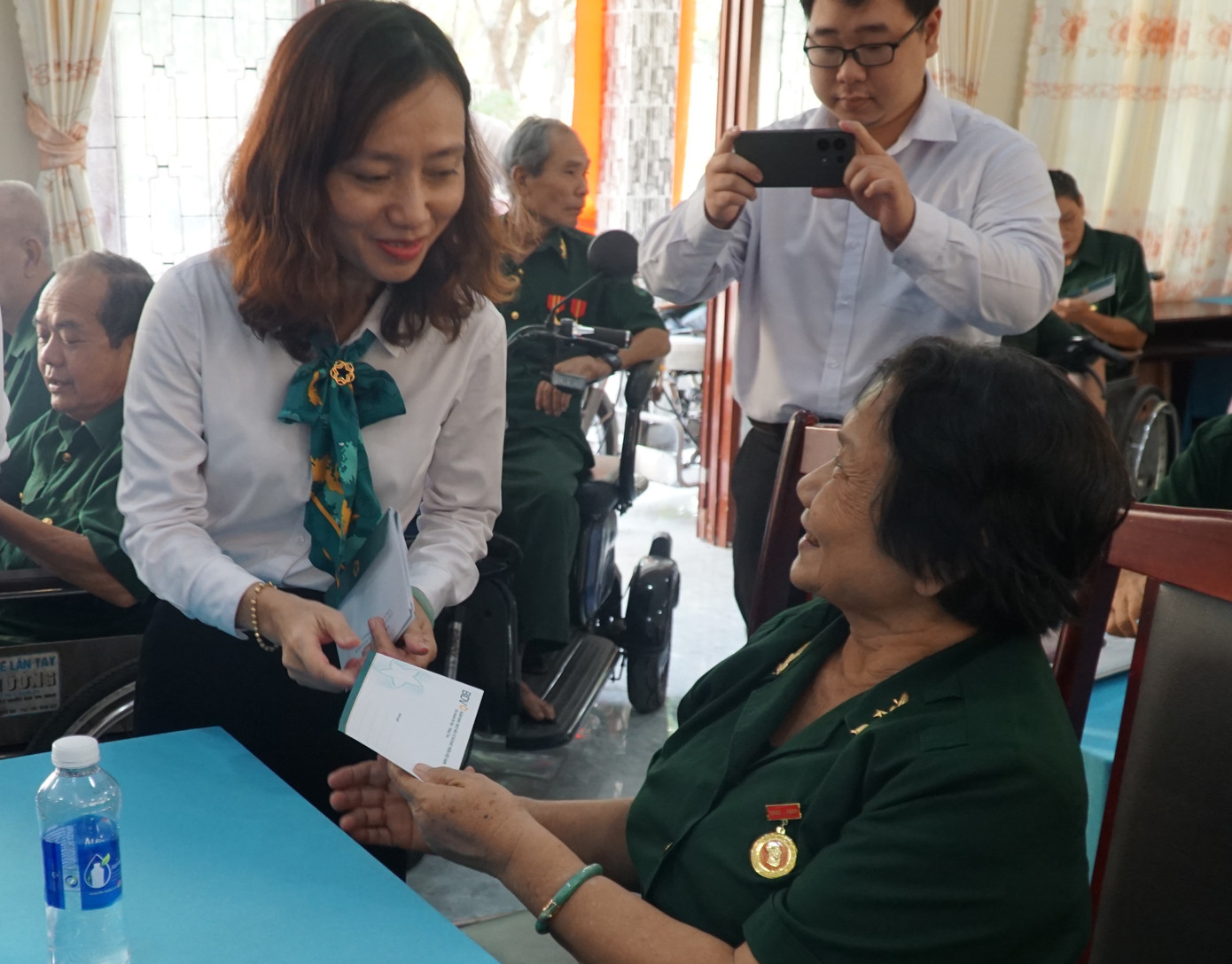 Đại diện cho BIDV tặng quà cho các cô chú thương binh