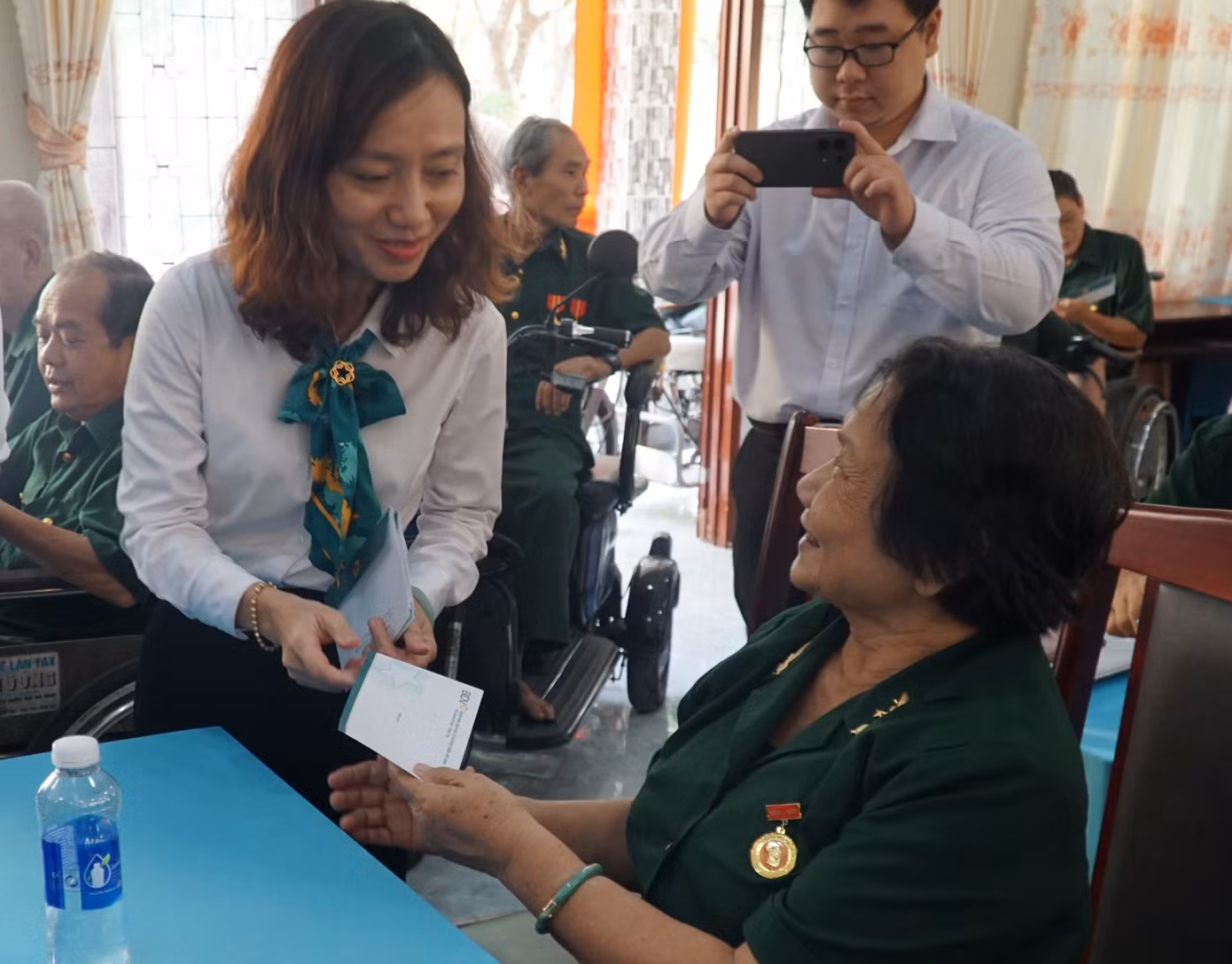 Đại diện cho BIDV tặng quà cho các cô chú thương binh