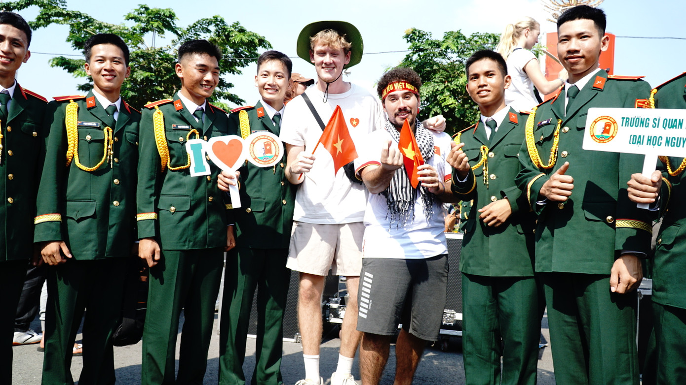 Dàn chiến sĩ chụp hình với cặp du khách nước ngoài.