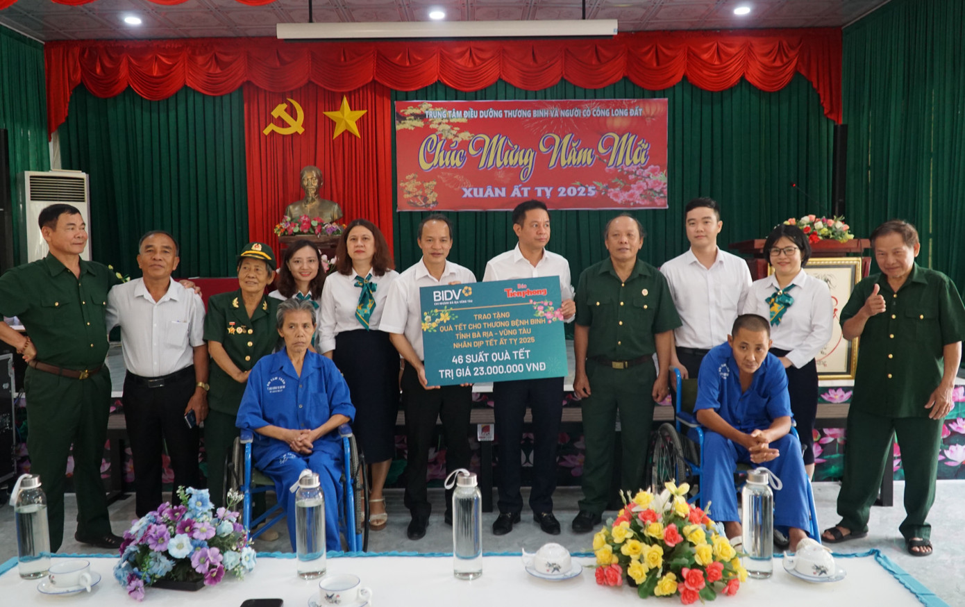 Các cô chú thương binh chụp chung tấm hình lưu niệm với đoàn