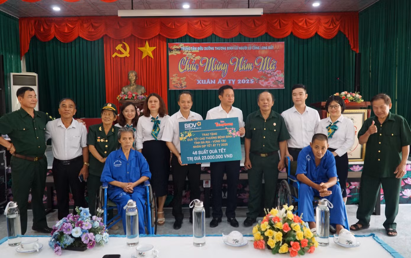Các cô chú thương binh chụp chung tấm hình lưu niệm với đoàn