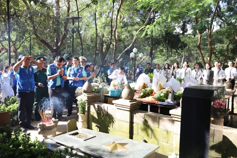 Du khách viếng mộ chị Võ Thị Sáu tại nghĩa trang Hàng Dương Du khách viếng mộ chị Võ Thị Sáu tại nghĩa trang Hàng Dương