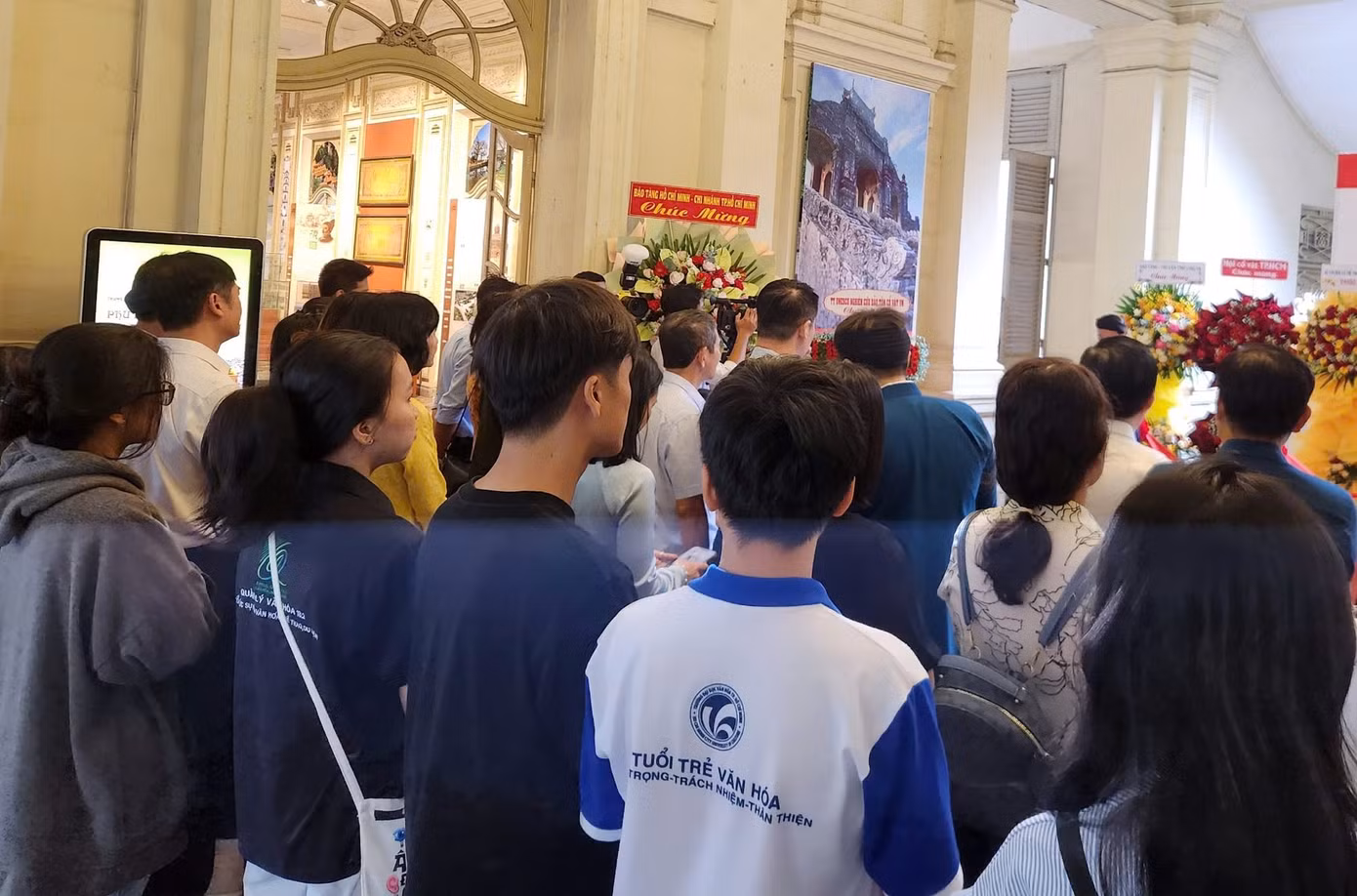 Khách tham dự triển lãm tại Bảo tàng TPHCM