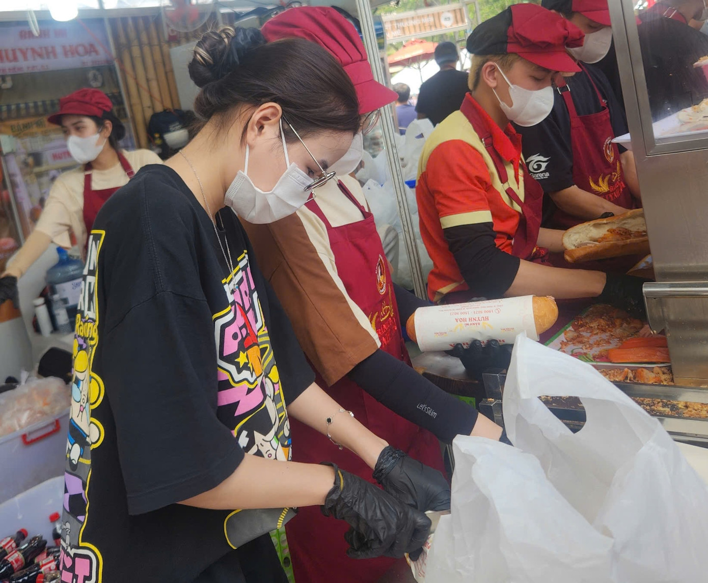 Các nhân viên nhà bếp cũng miệt mài với các công đoạn chế biến Các nhân viên nhà bếp cũng miệt mài với các công đoạn chế biến