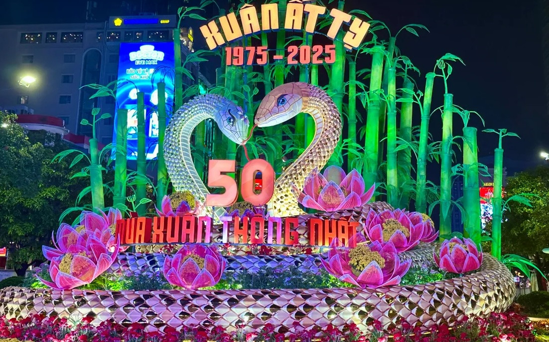 Tiểu cảnh "Mùa Xuân thống nhất" tại Đường hoa Nguyễn Huệ Tết Ất Tỵ