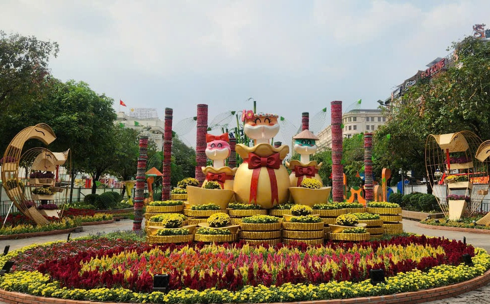 Tiểu cảnh gia đình rắn trên Đường hoa Nguyễn Huệ Tiểu cảnh gia đình rắn trên Đường hoa Nguyễn Huệ