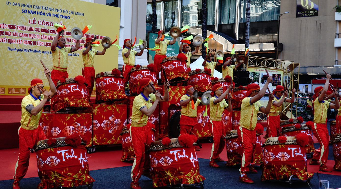 Múa trống hội chào mừng