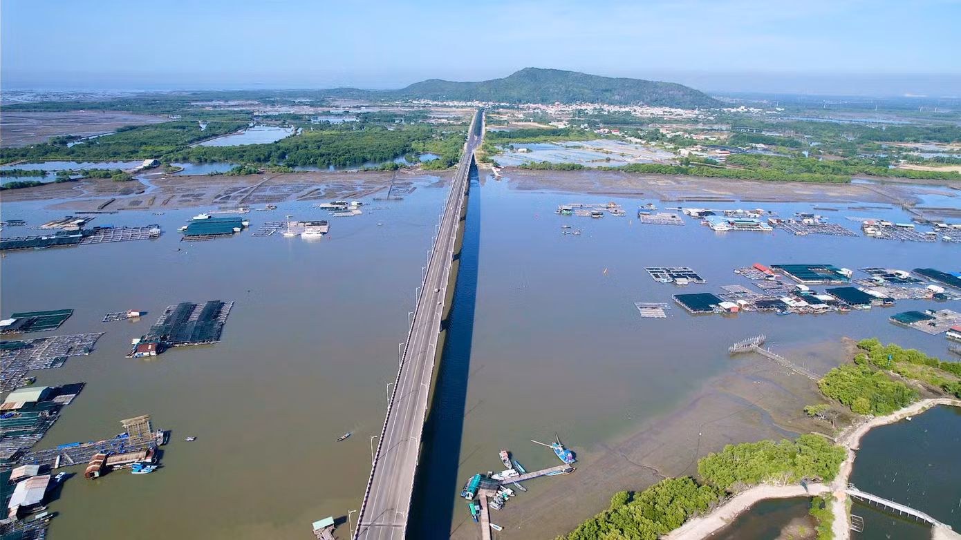 Cầu Chà Và, một trong 3 cây cầu nối Long Sơn với đất liền