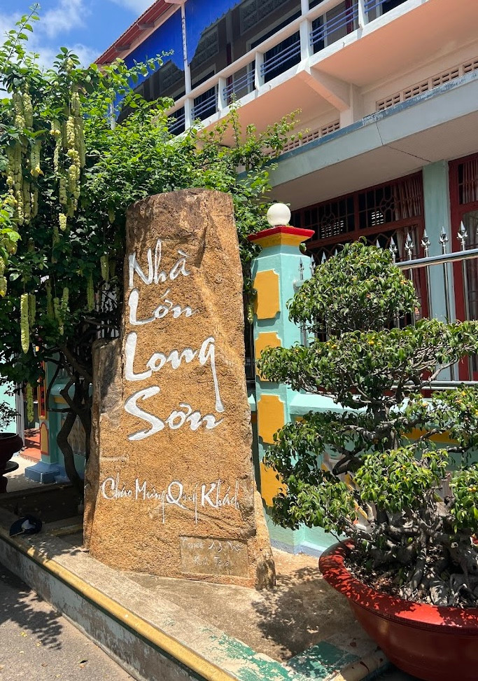 Tấm bia đá chào mừng du khách