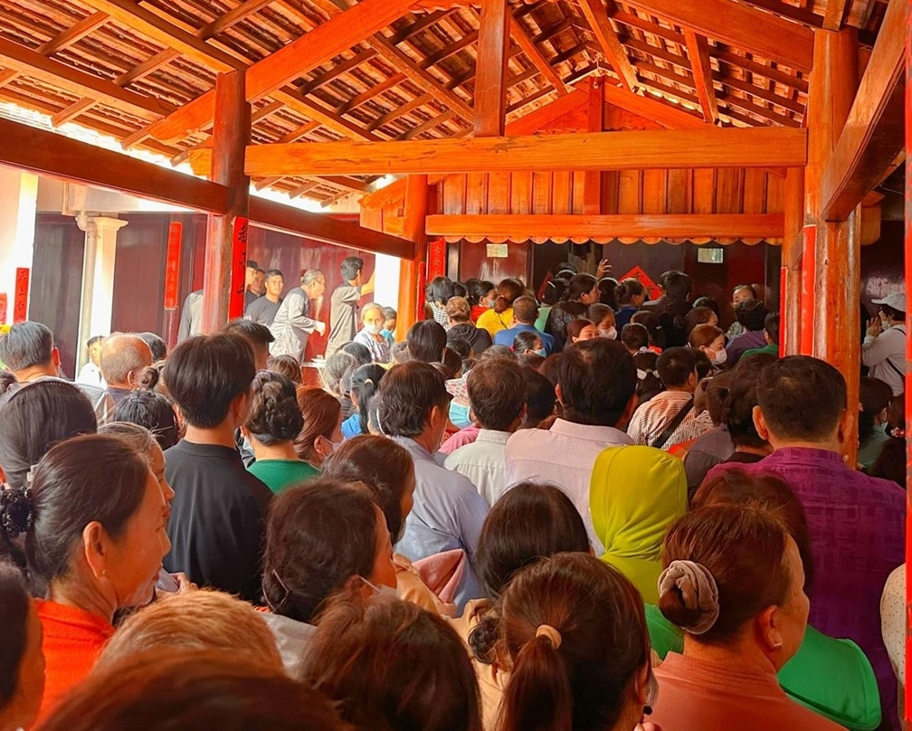 Người dân và du khách nô nức tới cúng lễ hàng năm