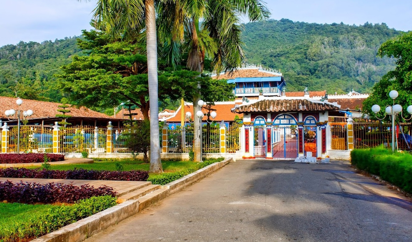 Nhà Lớn nhìn từ xa