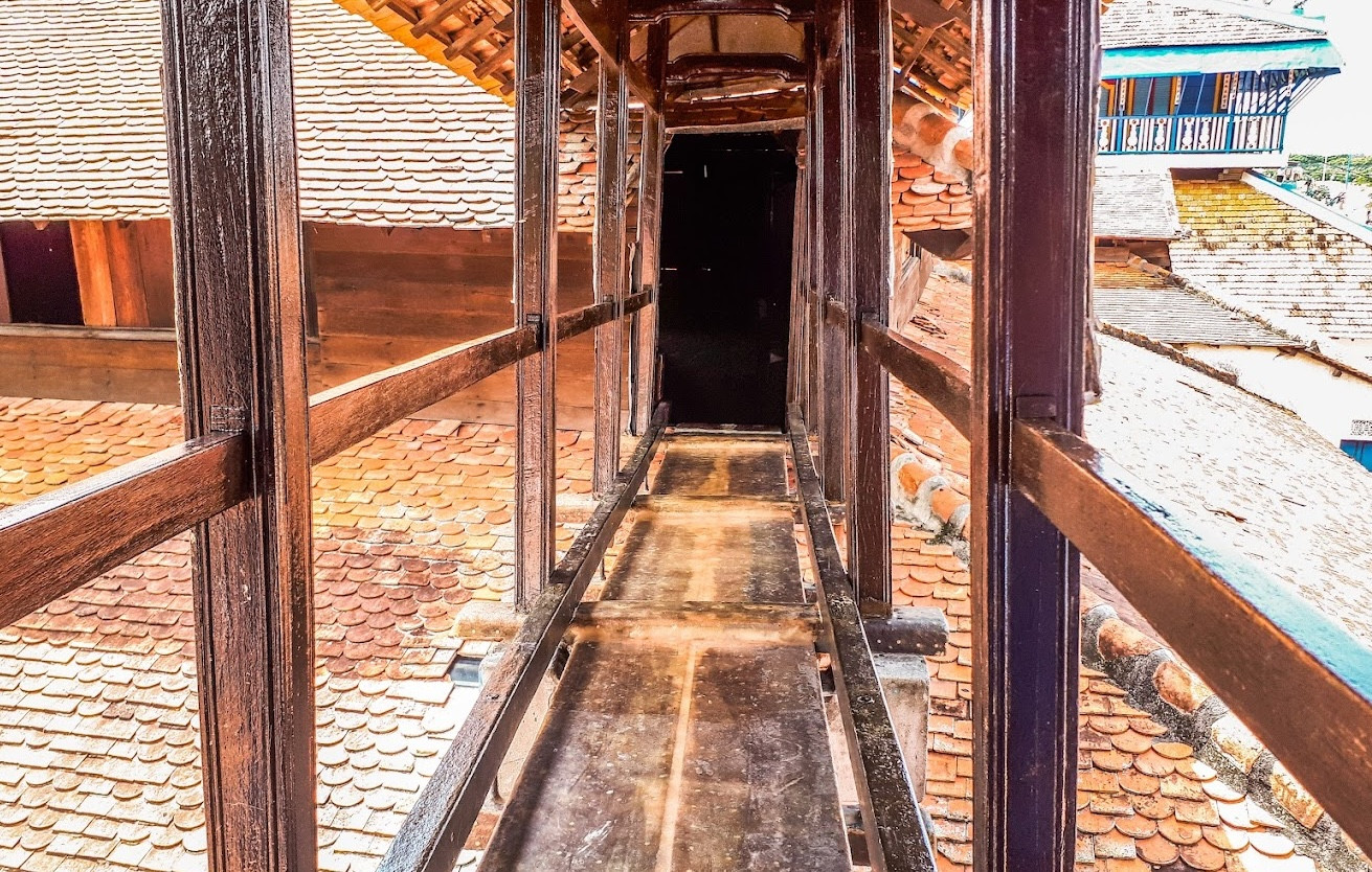 Hàng lang trên gác nối các gian nhà trong Nhà Lớn với