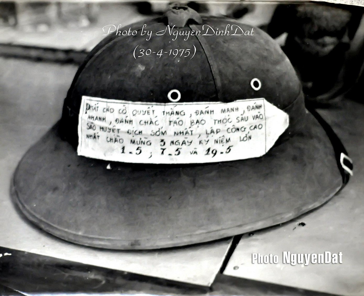 Chiếc mũ ghi khẩu hiệu quyết tâm của một chiến sĩ quân Giải phóng