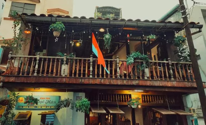 Du khách được tham quan căn nhà, nơi lưu giữ nhiều dấu tích, chiến công Biệt động Sài Gòn