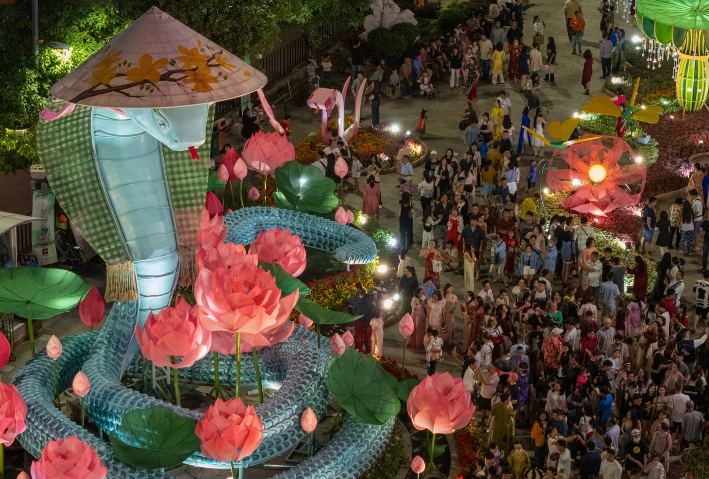 Đường hoa Nguyễn Huệ đã thu hút gần 1,2 triệu người ghé thăm