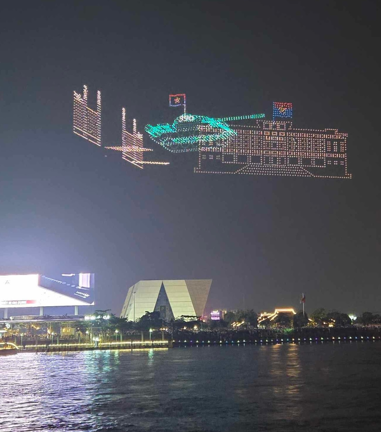 Hình ảnh chiếc xe tăng tiến vào Dinh Độc Lập (biểu diễn ngày 28/4)