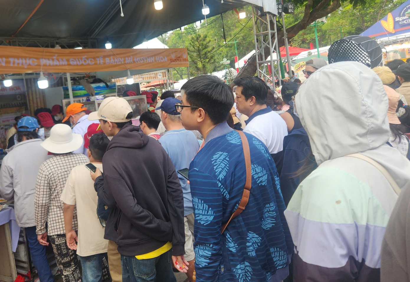 Trời nắng nóng nhưng nhiều du khách vẫn kiên nhẫn xếp hàng để mua bánh mì Trời nắng nóng nhưng nhiều du khách vẫn kiên nhẫn xếp hàng để mua bánh mì