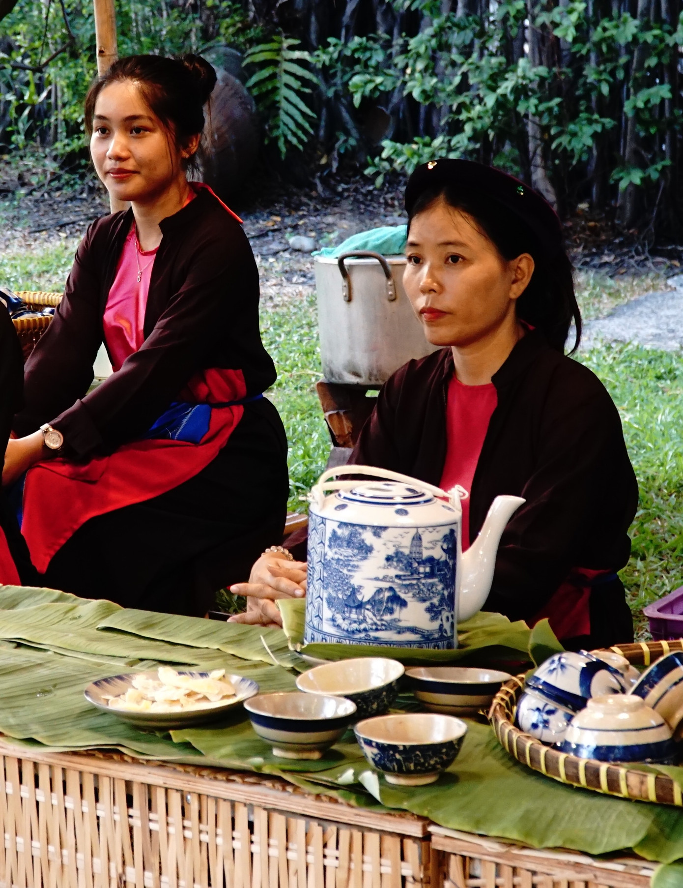 Và hàng chè xanh của các cô gái Quan họ