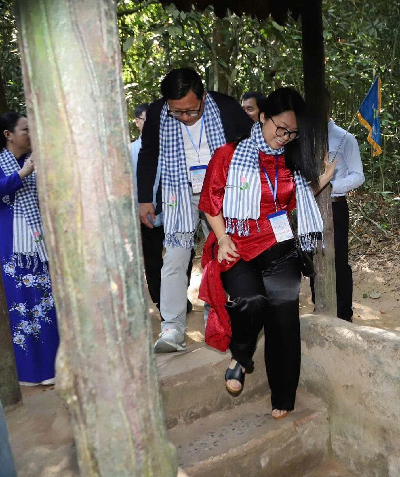 Du khách đi thăm địa đạo Củ Chi