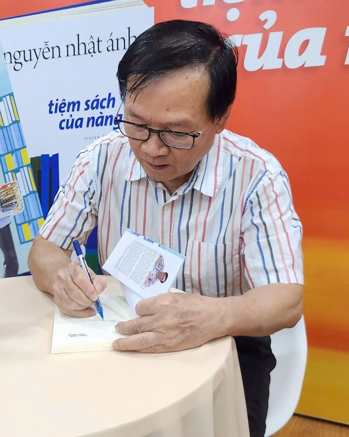 Nguyễn Nhật Ánh ký tặng sách cho bạn đọc.