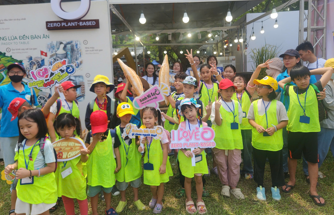 Một nhóm em bé đang chụp hình cùng món bánh mình yêu thích Một nhóm em bé đang chụp hình cùng món bánh mình yêu thích