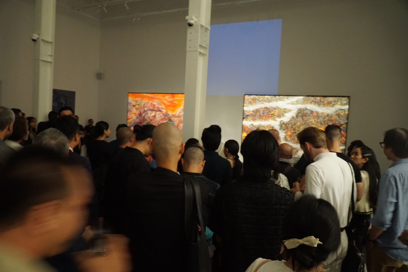 Triển lãm đã thu hút hàng trăm khách trải nghiệm và xem tranh ngay trong ngày khai mạc 9/5. Triển lãm đã thu hút hàng trăm khách trải nghiệm và xem tranh ngay trong ngày khai mạc 9/5.