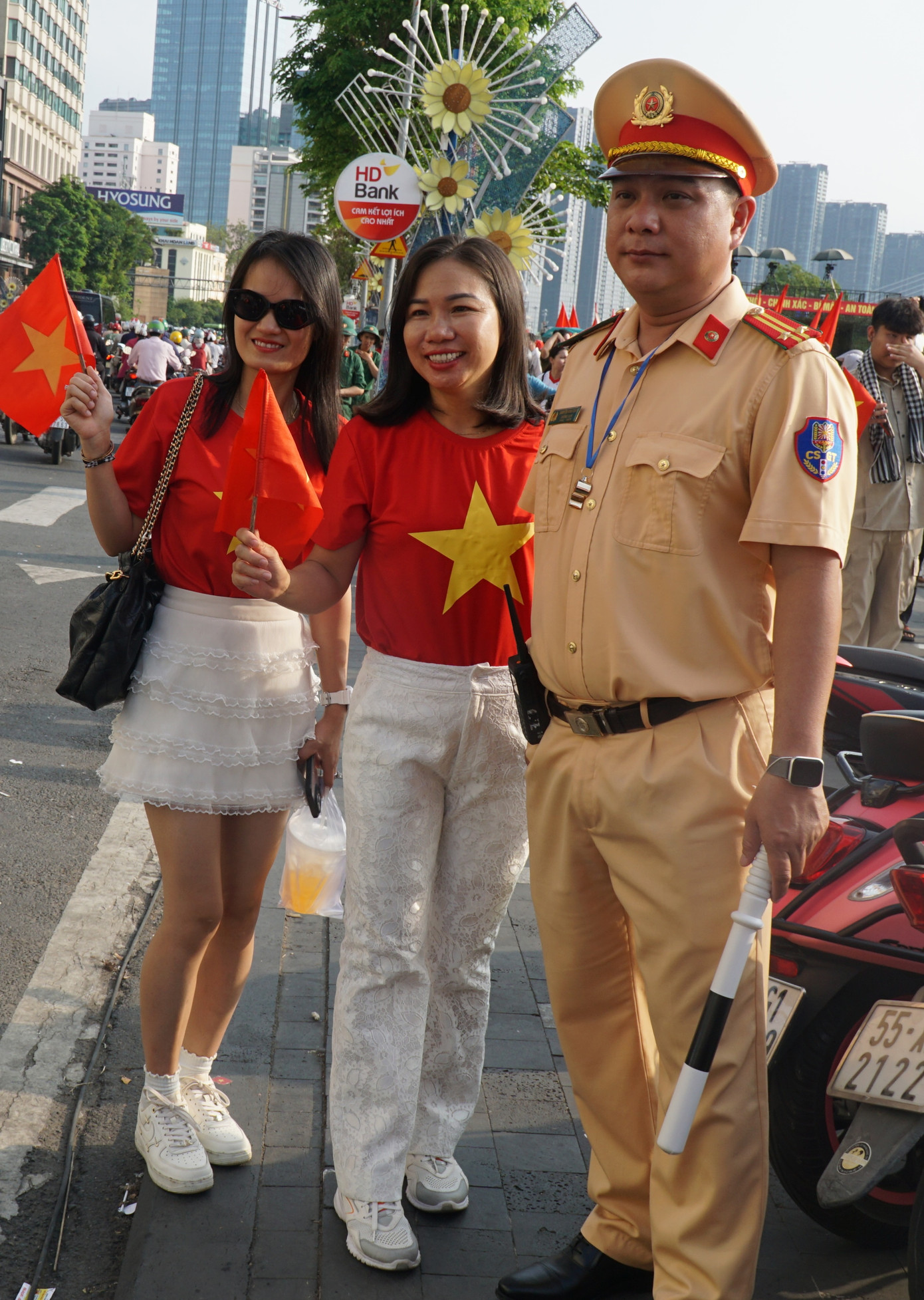 CSGT làm nhiệm vụ cũng được du khách mời lên hình.