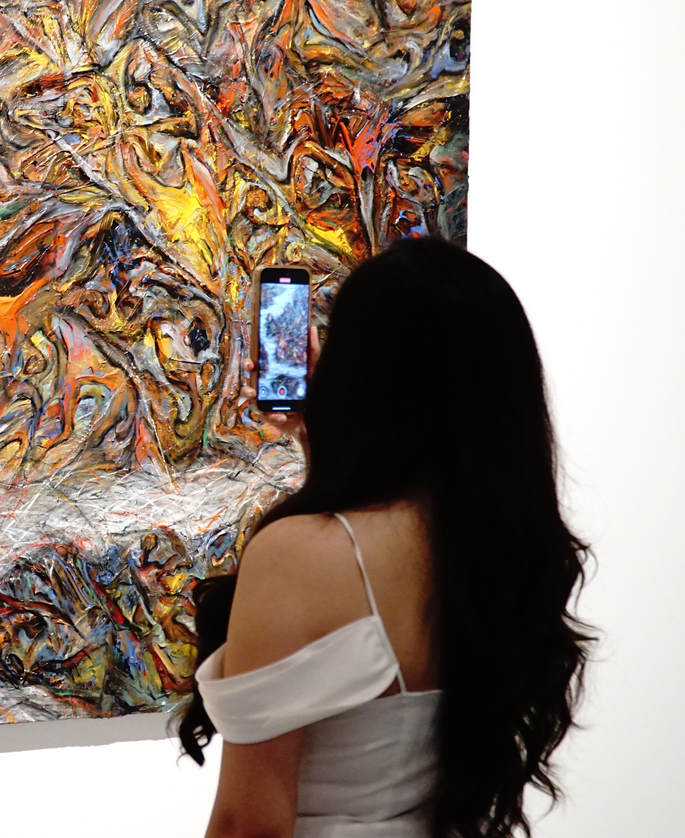 Một thiếu nữ đang tìm kiếm vẻ đẹp bức tranh. Một thiếu nữ đang tìm kiếm vẻ đẹp bức tranh.