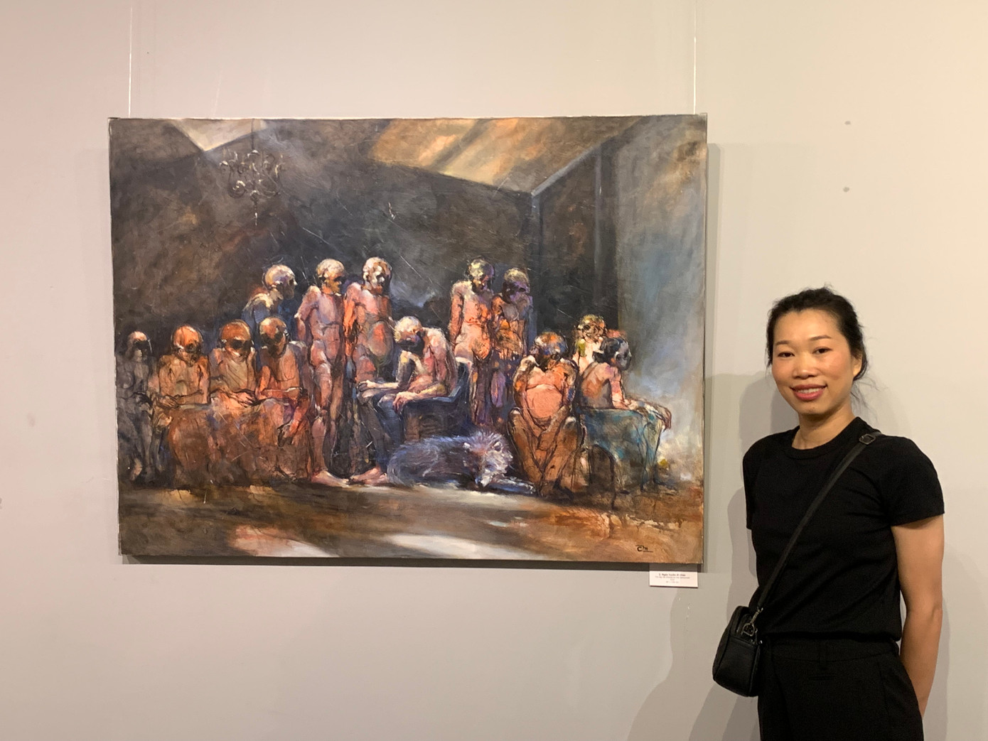 Nữ hoạ sĩ Kim Chi bên tác phẩm tại triển lãm. Nữ hoạ sĩ Kim Chi bên tác phẩm tại triển lãm.