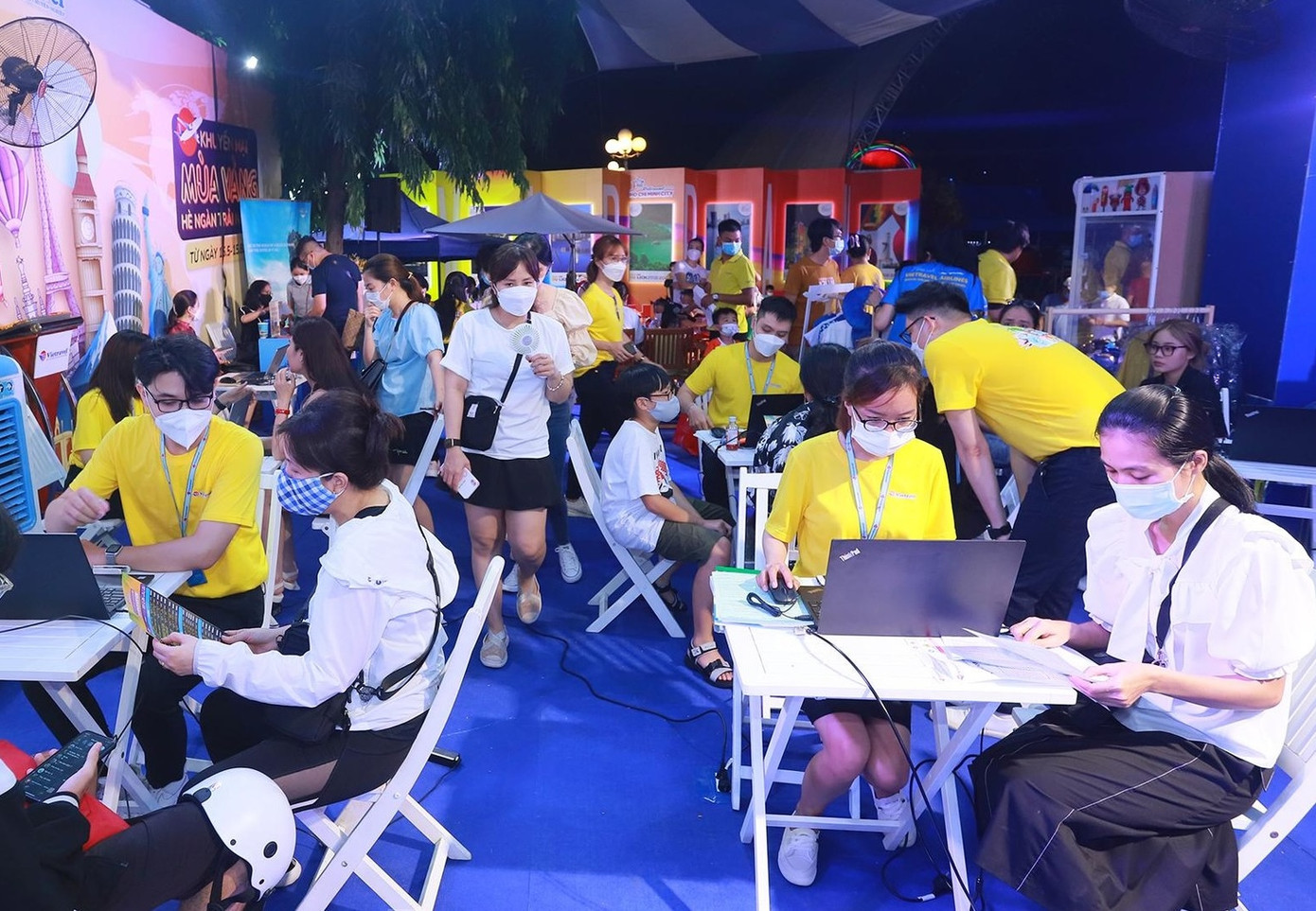 Khách săn tour khuyến mãi tại Ngày hội du lịch